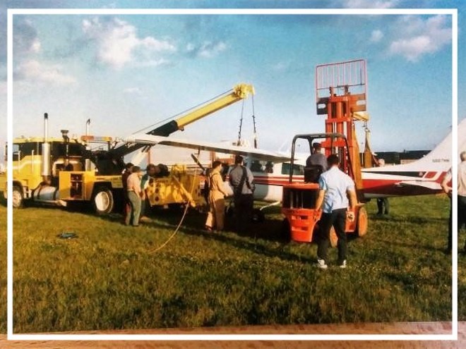 ​Bergungsarbeiten der Cessna am Rollfeld in Moncton, New Brunswick, Kanada.
