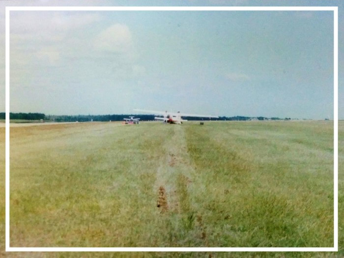 Schleifspur der Cessna beim Bruchlanden im Gras.